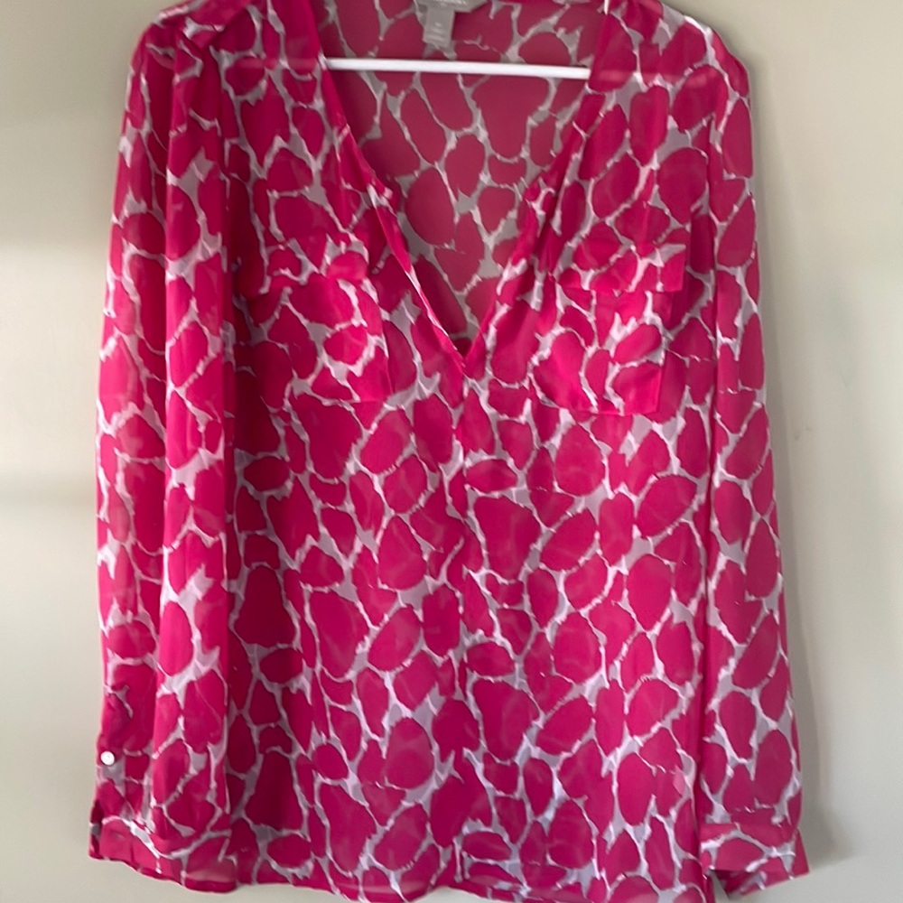 Banana Republic pink/gray blouse with v-neck, front pockets and button sleeves.